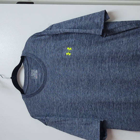 Under Armour~2XL~Men's Short Sleeved T-Shirt~Loose Fit, Heat Gear Fabric - Picture 2 of 8